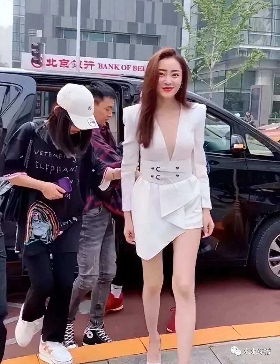 张天爱“下车照”被疯传，生图下真实腿围太夸张，360度无死角！