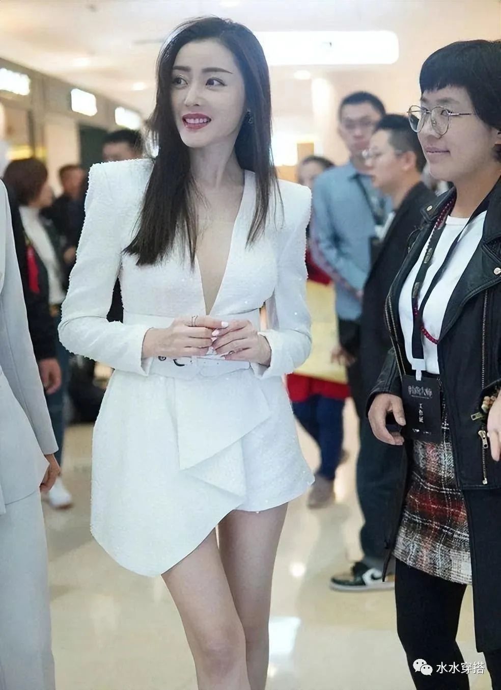 张天爱“下车照”被疯传，生图下真实腿围太夸张，360度无死角！